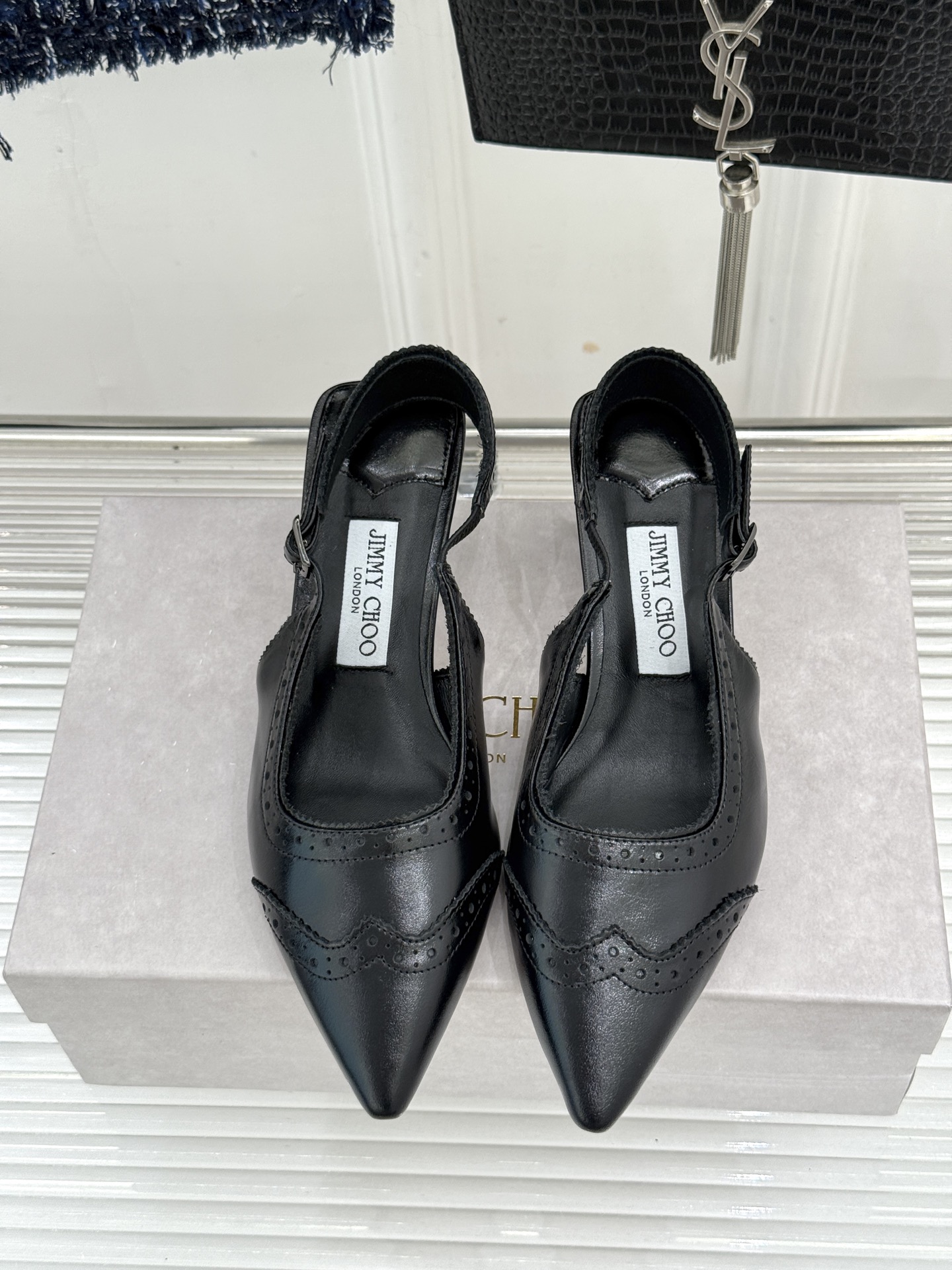 Jimmy Choo/吉米周26WF新品 雕花尖头猫跟凉鞋 雕花肌理揉进浪漫质感 尖头秒拉腿部线条 猫跟轻盈又好走 小羊 Jimmy Choo/吉米周26WF新品 雕花尖头猫跟凉鞋 雕花肌理揉进浪漫质感 尖头秒拉腿部线条 猫跟轻盈又好走 小羊