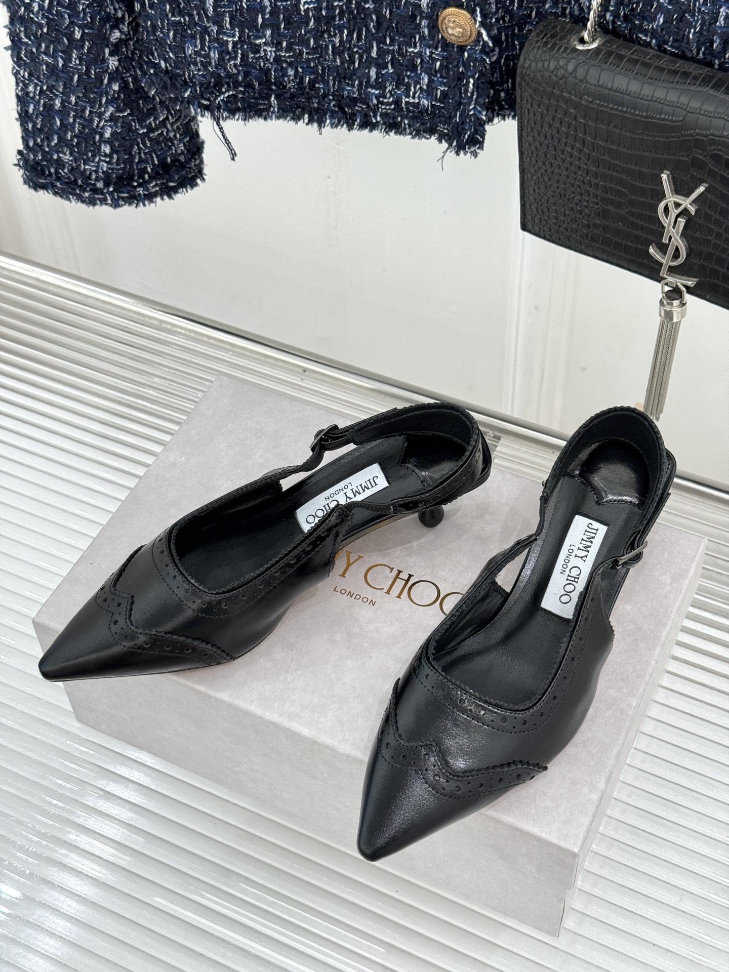 Jimmy Choo/吉米周26WF新品 雕花尖头猫跟凉鞋 雕花肌理揉进浪漫质感 尖头秒拉腿部线条 猫跟轻盈又好走 小羊 Jimmy Choo/吉米周26WF新品 雕花尖头猫跟凉鞋 雕花肌理揉进浪漫质感 尖头秒拉腿部线条 猫跟轻盈又好走 小羊