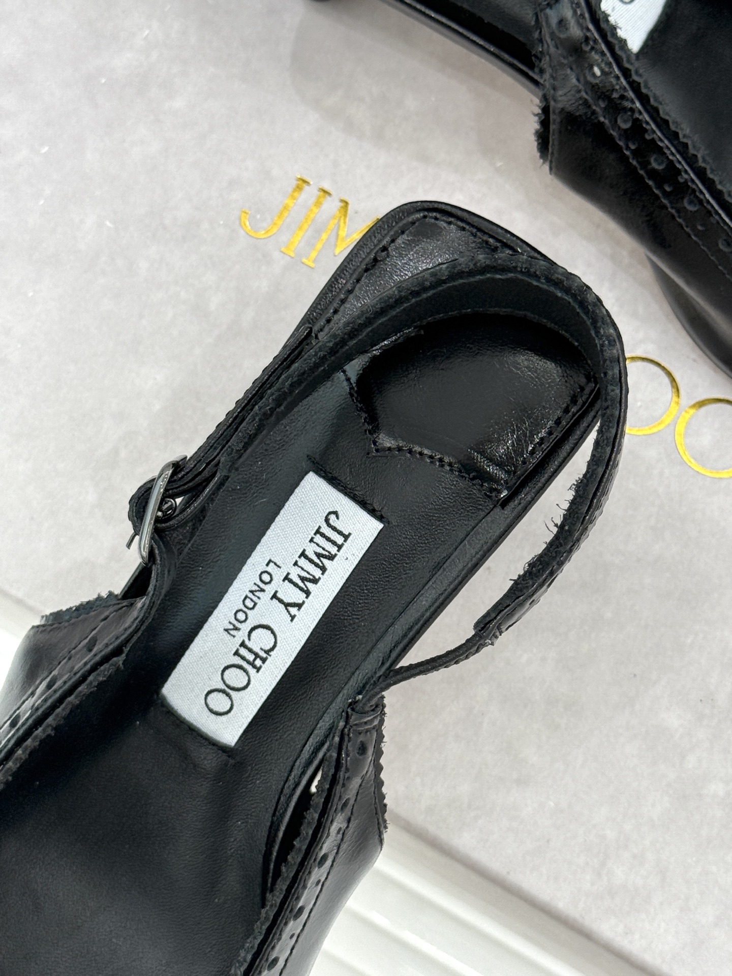 Jimmy Choo/吉米周26WF新品 雕花尖头猫跟凉鞋 雕花肌理揉进浪漫质感 尖头秒拉腿部线条 猫跟轻盈又好走 小羊 Jimmy Choo/吉米周26WF新品 雕花尖头猫跟凉鞋 雕花肌理揉进浪漫质感 尖头秒拉腿部线条 猫跟轻盈又好走 小羊