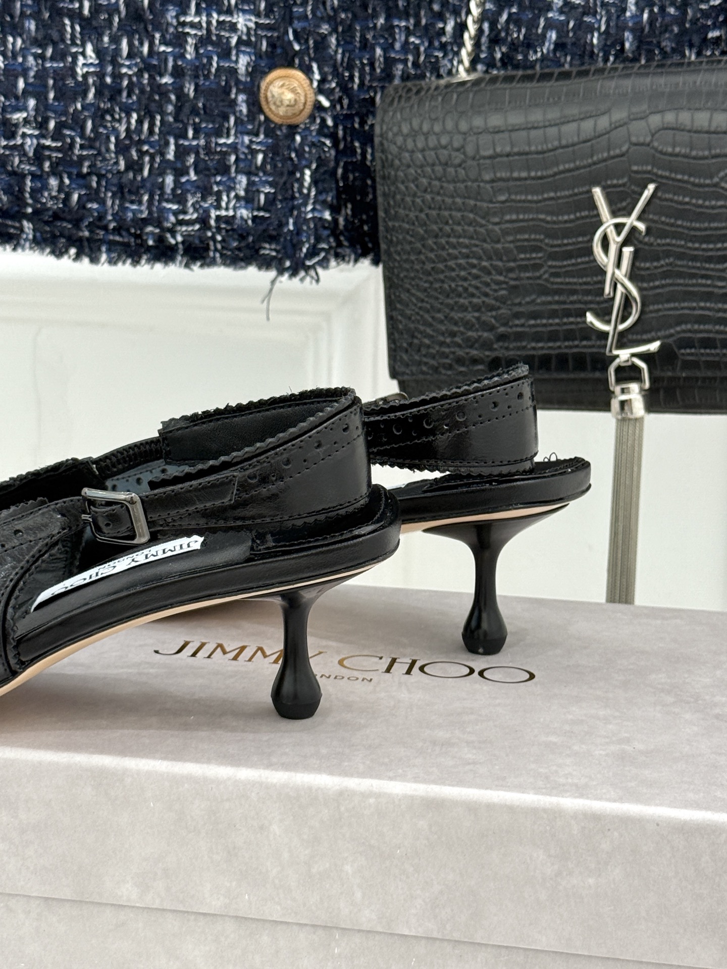 Jimmy Choo/吉米周26WF新品 雕花尖头猫跟凉鞋 雕花肌理揉进浪漫质感 尖头秒拉腿部线条 猫跟轻盈又好走 小羊 Jimmy Choo/吉米周26WF新品 雕花尖头猫跟凉鞋 雕花肌理揉进浪漫质感 尖头秒拉腿部线条 猫跟轻盈又好走 小羊