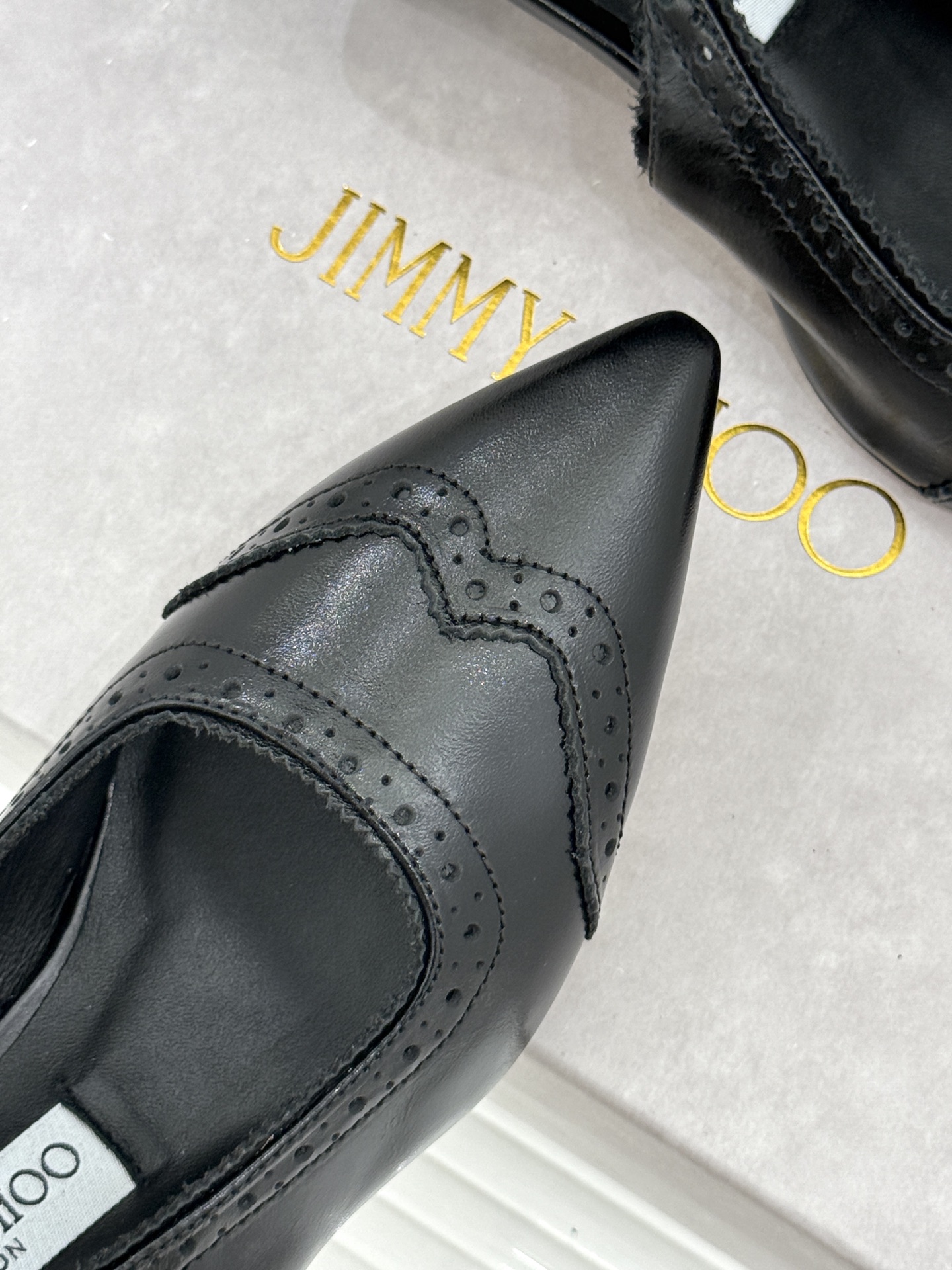 Jimmy Choo/吉米周26WF新品 雕花尖头猫跟凉鞋 雕花肌理揉进浪漫质感 尖头秒拉腿部线条 猫跟轻盈又好走 小羊 Jimmy Choo/吉米周26WF新品 雕花尖头猫跟凉鞋 雕花肌理揉进浪漫质感 尖头秒拉腿部线条 猫跟轻盈又好走 小羊