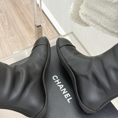 CHANE*|小香经典金属双C 平底长靴 金属双C低调缀于靴侧 平底久走轻盈不累 靴筒利落勾勒修长腿线 侧拉链穿脱便捷省 CHANE*|小香经典金属双C 平底长靴 金属双C低调缀于靴侧 平底久走轻盈不累 靴筒利落勾勒修长腿线 侧拉链穿脱便捷省