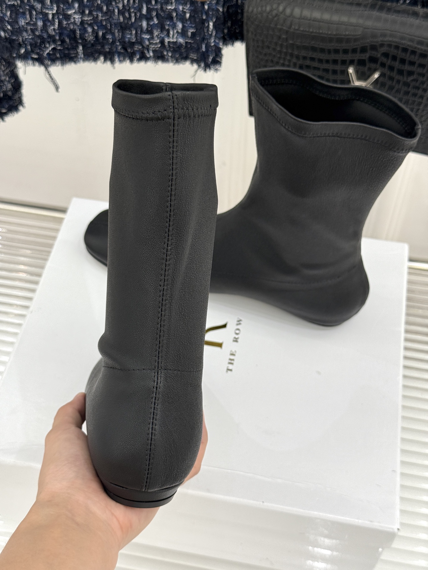 The Row 26WF新品复古 平底弹力靴短靴 鞋柜新晋秋冬宝藏靴 闭眼入的极简神靴 靴筒贴合修饰脚踝线条 平底软弹久 The Row 26WF新品复古 平底弹力靴短靴 鞋柜新晋秋冬宝藏靴 闭眼入的极简神靴 靴筒贴合修饰脚踝线条 平底软弹久