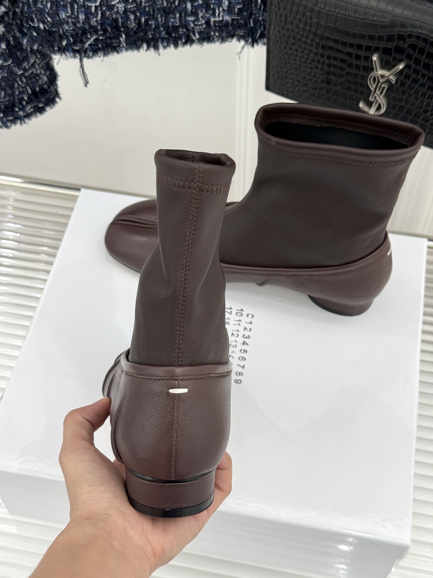 MaisonMargiela｜MM6马吉拉 复古褶皱分趾弹力靴短靴 分趾鞋型藏先锋基因 弹力靴筒裹住纤细脚踝 褶皱皮面晕