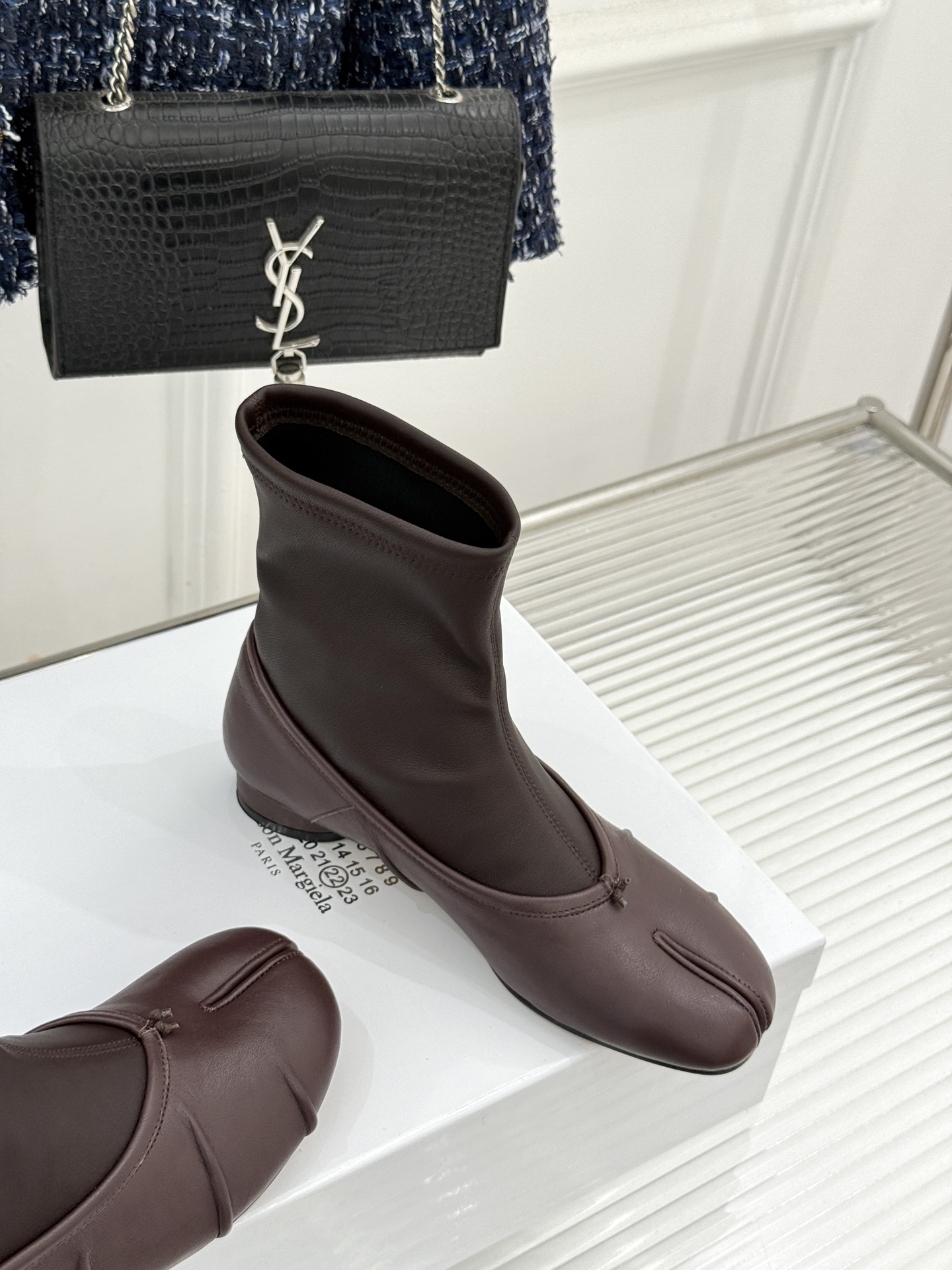 MaisonMargiela｜MM6马吉拉 复古褶皱分趾弹力靴短靴 分趾鞋型藏先锋基因 弹力靴筒裹住纤细脚踝 褶皱皮面晕