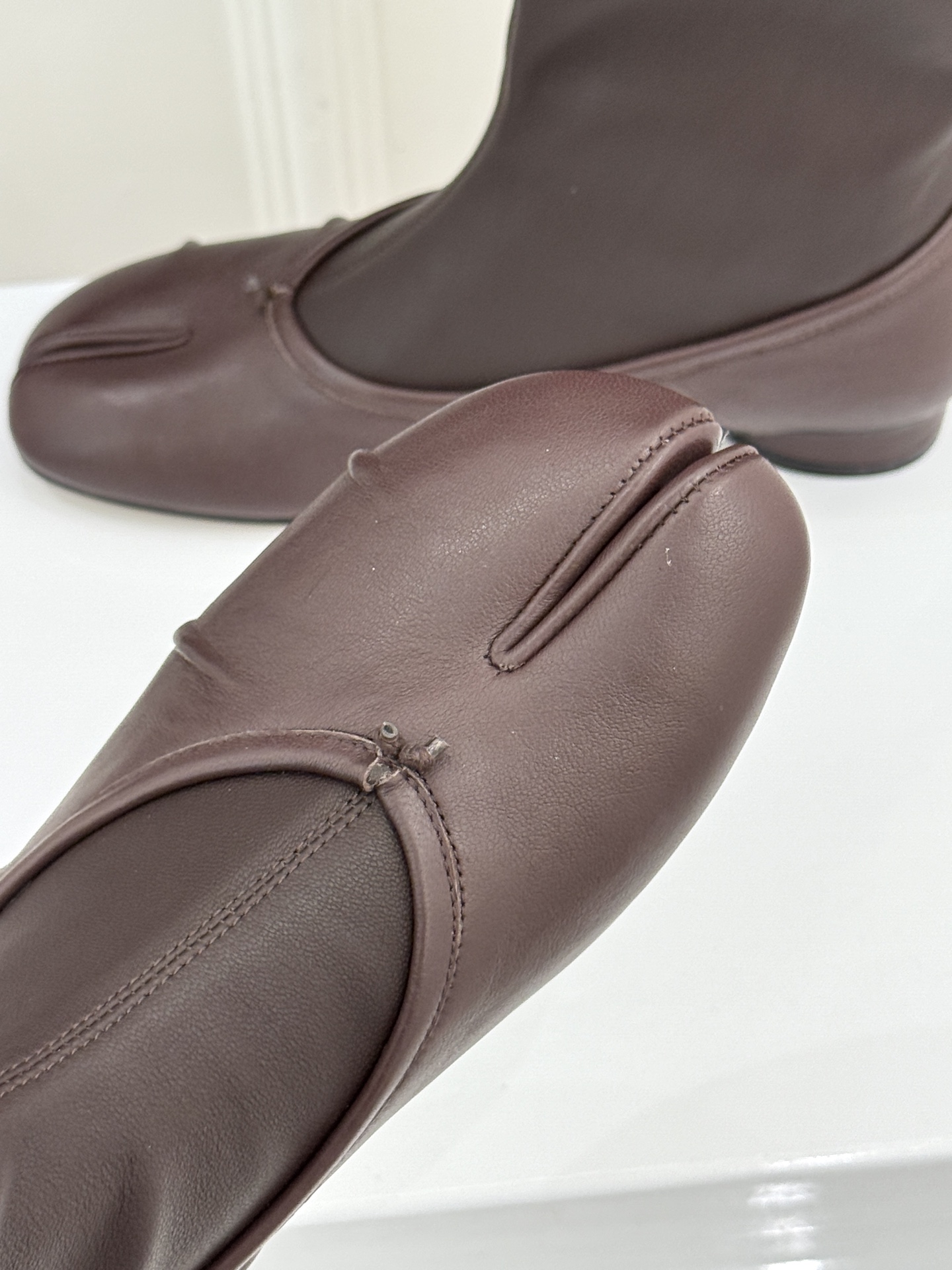 MaisonMargiela｜MM6马吉拉 复古褶皱分趾弹力靴短靴 分趾鞋型藏先锋基因 弹力靴筒裹住纤细脚踝 褶皱皮面晕