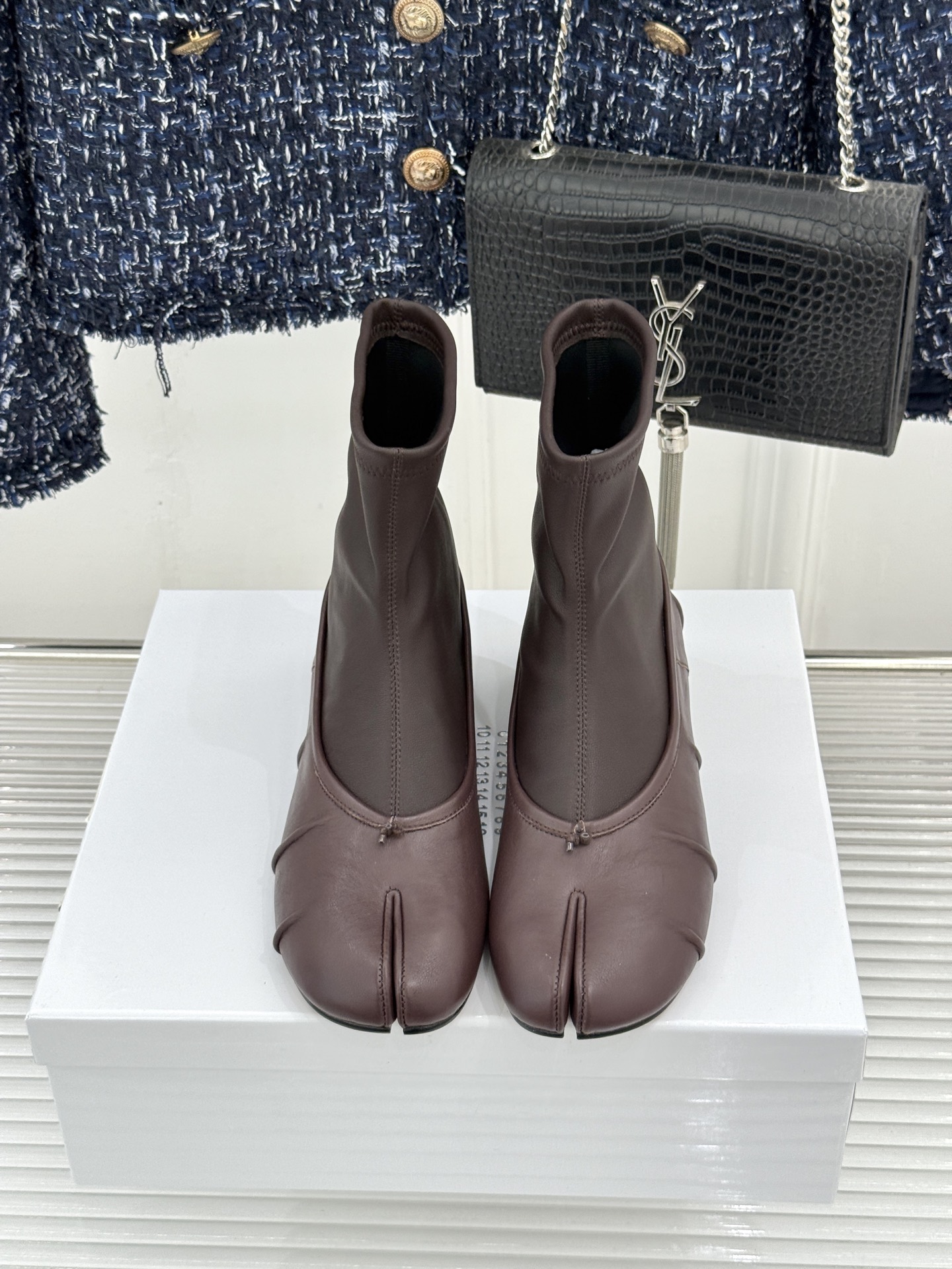 MaisonMargiela｜MM6马吉拉 复古褶皱分趾弹力靴短靴 分趾鞋型藏先锋基因 弹力靴筒裹住纤细脚踝 褶皱皮面晕
