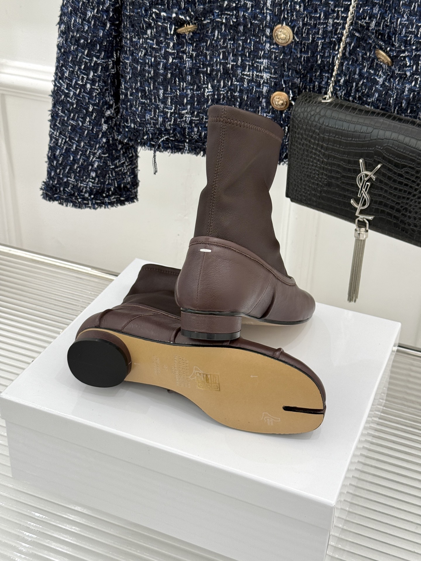 MaisonMargiela｜MM6马吉拉 复古褶皱分趾弹力靴短靴 分趾鞋型藏先锋基因 弹力靴筒裹住纤细脚踝 褶皱皮面晕