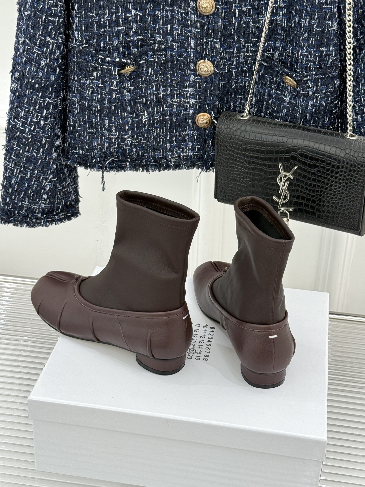 MaisonMargiela｜MM6马吉拉 复古褶皱分趾弹力靴短靴 分趾鞋型藏先锋基因 弹力靴筒裹住纤细脚踝 褶皱皮面晕