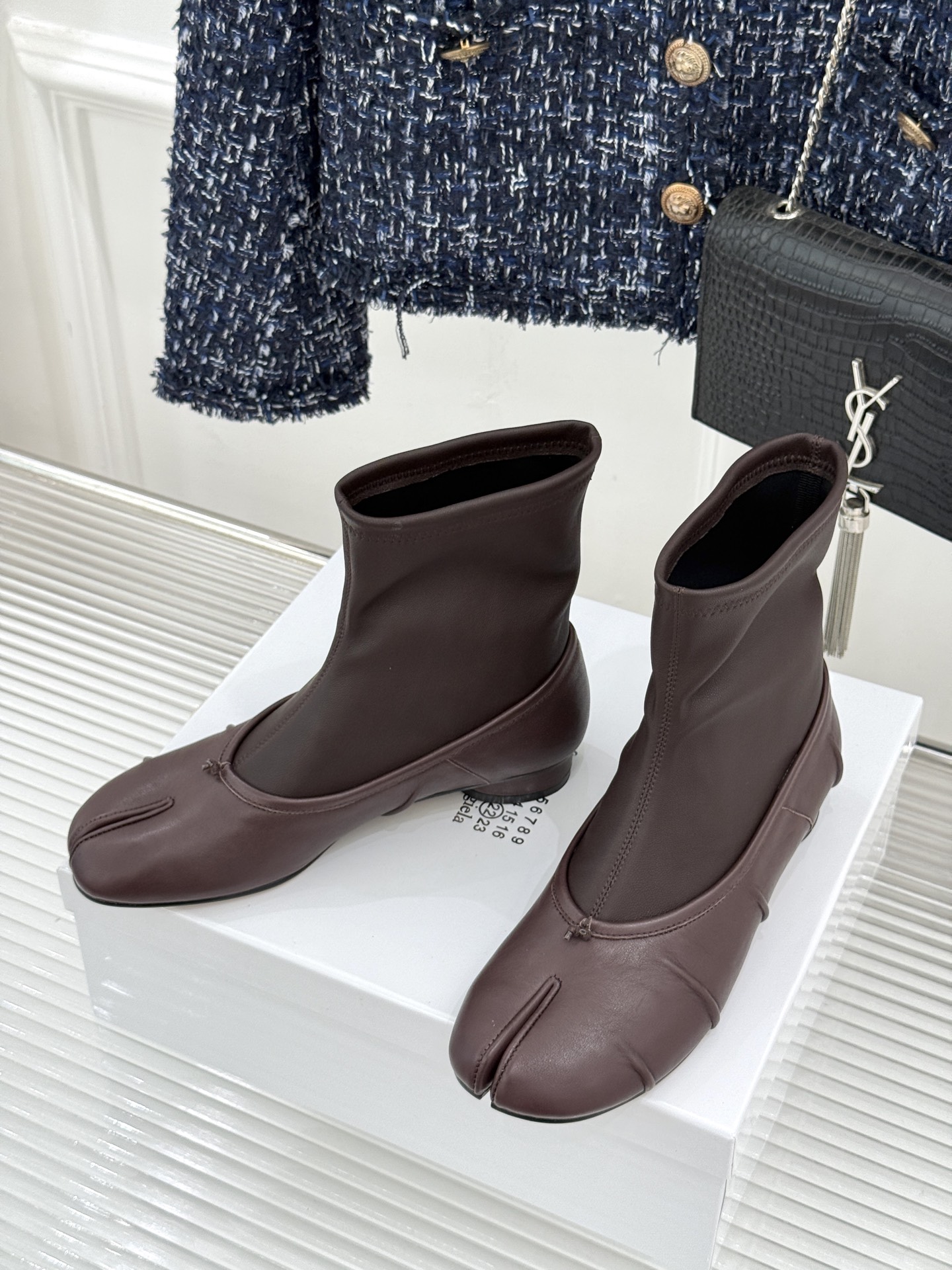 MaisonMargiela｜MM6马吉拉 复古褶皱分趾弹力靴短靴 分趾鞋型藏先锋基因 弹力靴筒裹住纤细脚踝 褶皱皮面晕