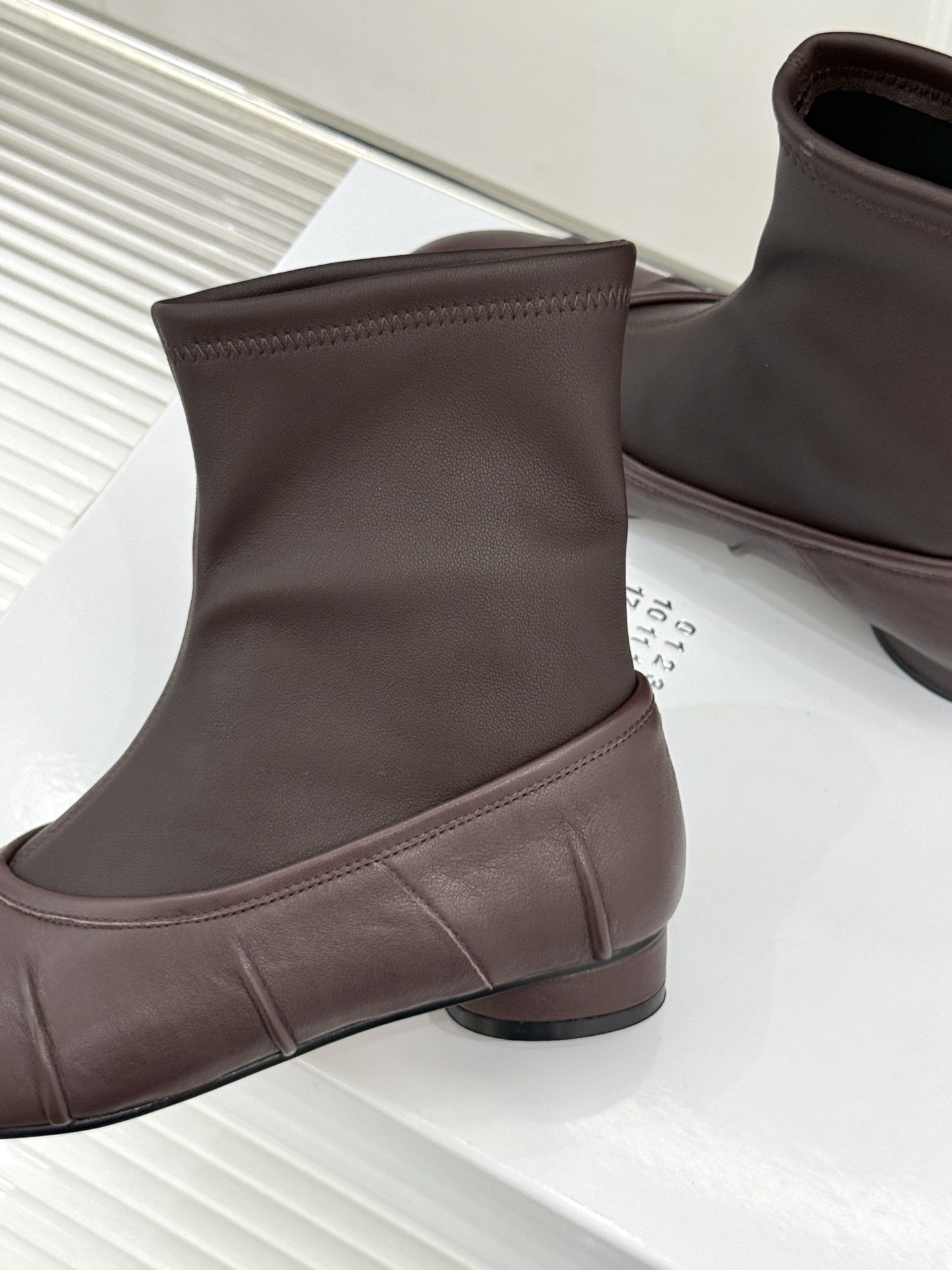 MaisonMargiela｜MM6马吉拉 复古褶皱分趾弹力靴短靴 分趾鞋型藏先锋基因 弹力靴筒裹住纤细脚踝 褶皱皮面晕