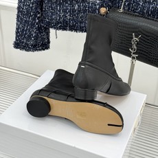 MaisonMargiela|MM6马吉拉 复古褶皱分趾弹力靴短靴 分趾鞋型藏先锋基因 弹力靴筒裹住纤细脚踝 褶皱皮面晕 MaisonMargiela|MM6马吉拉 复古褶皱分趾弹力靴短靴 分趾鞋型藏先锋基因 弹力靴筒裹住纤细脚踝 褶皱皮面晕