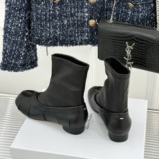 MaisonMargiela|MM6马吉拉 复古褶皱分趾弹力靴短靴 分趾鞋型藏先锋基因 弹力靴筒裹住纤细脚踝 褶皱皮面晕 MaisonMargiela|MM6马吉拉 复古褶皱分趾弹力靴短靴 分趾鞋型藏先锋基因 弹力靴筒裹住纤细脚踝 褶皱皮面晕