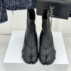 MaisonMargiela|MM6马吉拉 复古褶皱分趾弹力靴短靴 分趾鞋型藏先锋基因 弹力靴筒裹住纤细脚踝 褶皱皮面晕 MaisonMargiela|MM6马吉拉 复古褶皱分趾弹力靴短靴 分趾鞋型藏先锋基因 弹力靴筒裹住纤细脚踝 褶皱皮面晕