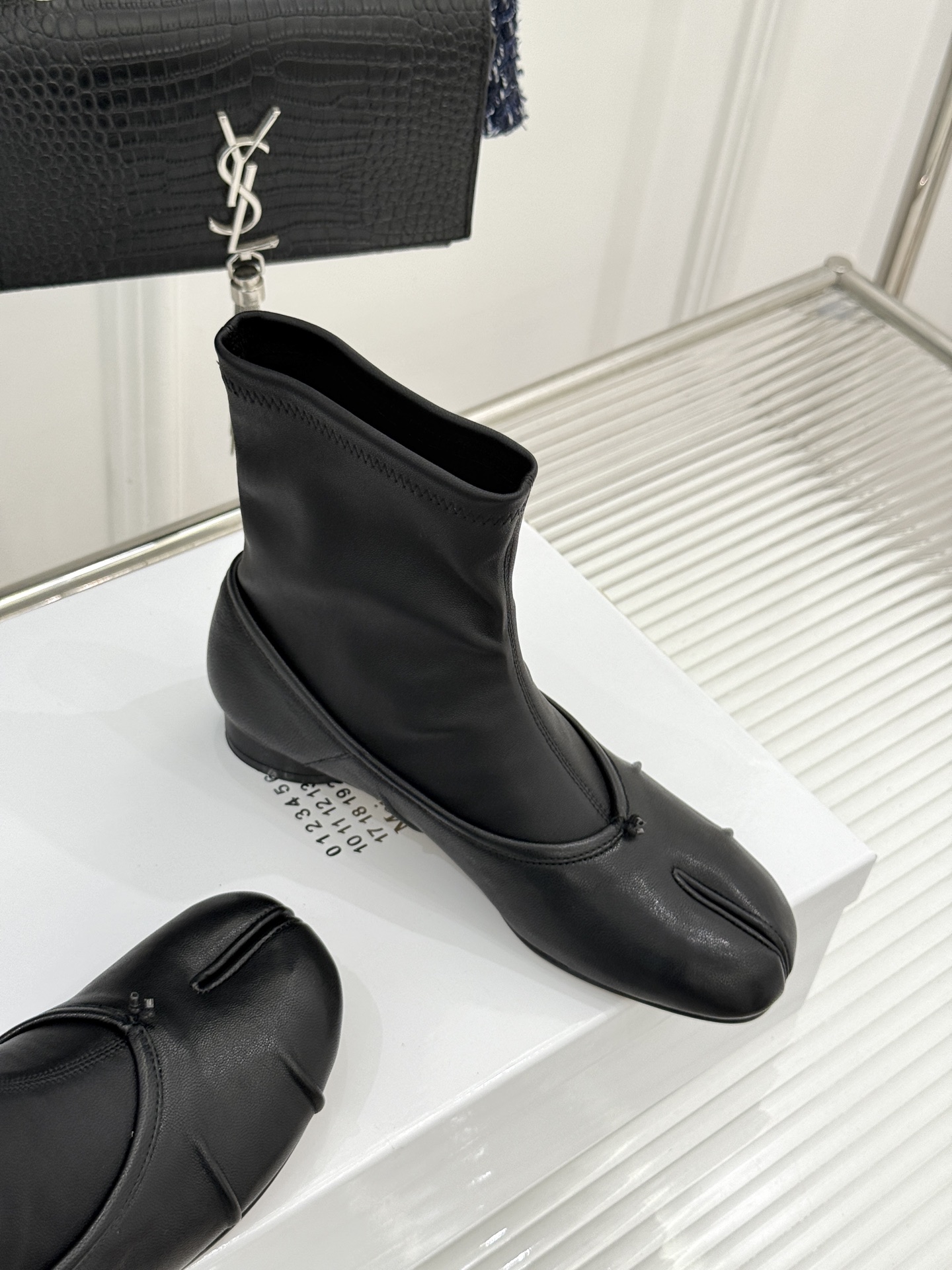 MaisonMargiela|MM6马吉拉 复古褶皱分趾弹力靴短靴 分趾鞋型藏先锋基因 弹力靴筒裹住纤细脚踝 褶皱皮面晕 MaisonMargiela|MM6马吉拉 复古褶皱分趾弹力靴短靴 分趾鞋型藏先锋基因 弹力靴筒裹住纤细脚踝 褶皱皮面晕