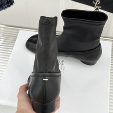 MaisonMargiela|MM6马吉拉 复古褶皱分趾弹力靴短靴 分趾鞋型藏先锋基因 弹力靴筒裹住纤细脚踝 褶皱皮面晕 MaisonMargiela|MM6马吉拉 复古褶皱分趾弹力靴短靴 分趾鞋型藏先锋基因 弹力靴筒裹住纤细脚踝 褶皱皮面晕