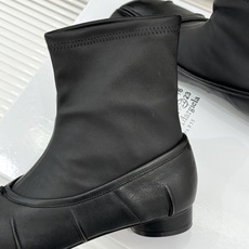 MaisonMargiela|MM6马吉拉 复古褶皱分趾弹力靴短靴 分趾鞋型藏先锋基因 弹力靴筒裹住纤细脚踝 褶皱皮面晕 MaisonMargiela|MM6马吉拉 复古褶皱分趾弹力靴短靴 分趾鞋型藏先锋基因 弹力靴筒裹住纤细脚踝 褶皱皮面晕