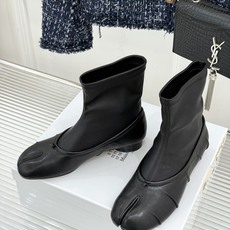 MaisonMargiela|MM6马吉拉 复古褶皱分趾弹力靴短靴 分趾鞋型藏先锋基因 弹力靴筒裹住纤细脚踝 褶皱皮面晕 MaisonMargiela|MM6马吉拉 复古褶皱分趾弹力靴短靴 分趾鞋型藏先锋基因 弹力靴筒裹住纤细脚踝 褶皱皮面晕
