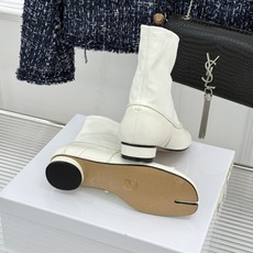 MaisonMargiela|MM6马吉拉 复古褶皱分趾弹力靴短靴 分趾鞋型藏先锋基因 弹力靴筒裹住纤细脚踝 褶皱皮面晕 MaisonMargiela|MM6马吉拉 复古褶皱分趾弹力靴短靴 分趾鞋型藏先锋基因 弹力靴筒裹住纤细脚踝 褶皱皮面晕