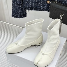 MaisonMargiela|MM6马吉拉 复古褶皱分趾弹力靴短靴 分趾鞋型藏先锋基因 弹力靴筒裹住纤细脚踝 褶皱皮面晕 MaisonMargiela|MM6马吉拉 复古褶皱分趾弹力靴短靴 分趾鞋型藏先锋基因 弹力靴筒裹住纤细脚踝 褶皱皮面晕