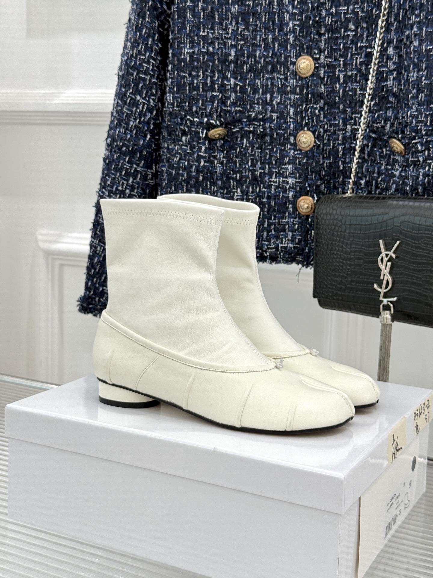 MaisonMargiela｜MM6马吉拉 复古褶皱分趾弹力靴短靴 分趾鞋型藏先锋基因 弹力靴筒裹住纤细脚踝 褶皱皮面晕