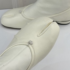 MaisonMargiela|MM6马吉拉 复古褶皱分趾弹力靴短靴 分趾鞋型藏先锋基因 弹力靴筒裹住纤细脚踝 褶皱皮面晕 MaisonMargiela|MM6马吉拉 复古褶皱分趾弹力靴短靴 分趾鞋型藏先锋基因 弹力靴筒裹住纤细脚踝 褶皱皮面晕