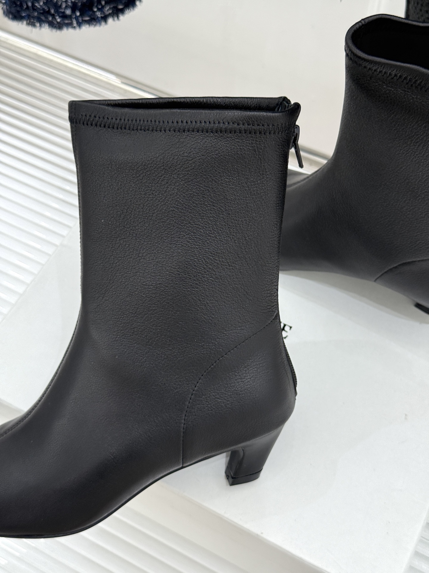 Khaite 26WF秋冬新品 后拉链方头猫跟短靴 今年秋冬必入神级短靴 极简爱好者直接闭眼入 后拉链设计穿脱超顺手 利 Khaite 26WF秋冬新品 后拉链方头猫跟短靴 今年秋冬必入神级短靴 极简爱好者直接闭眼入 后拉链设计穿脱超顺手 利