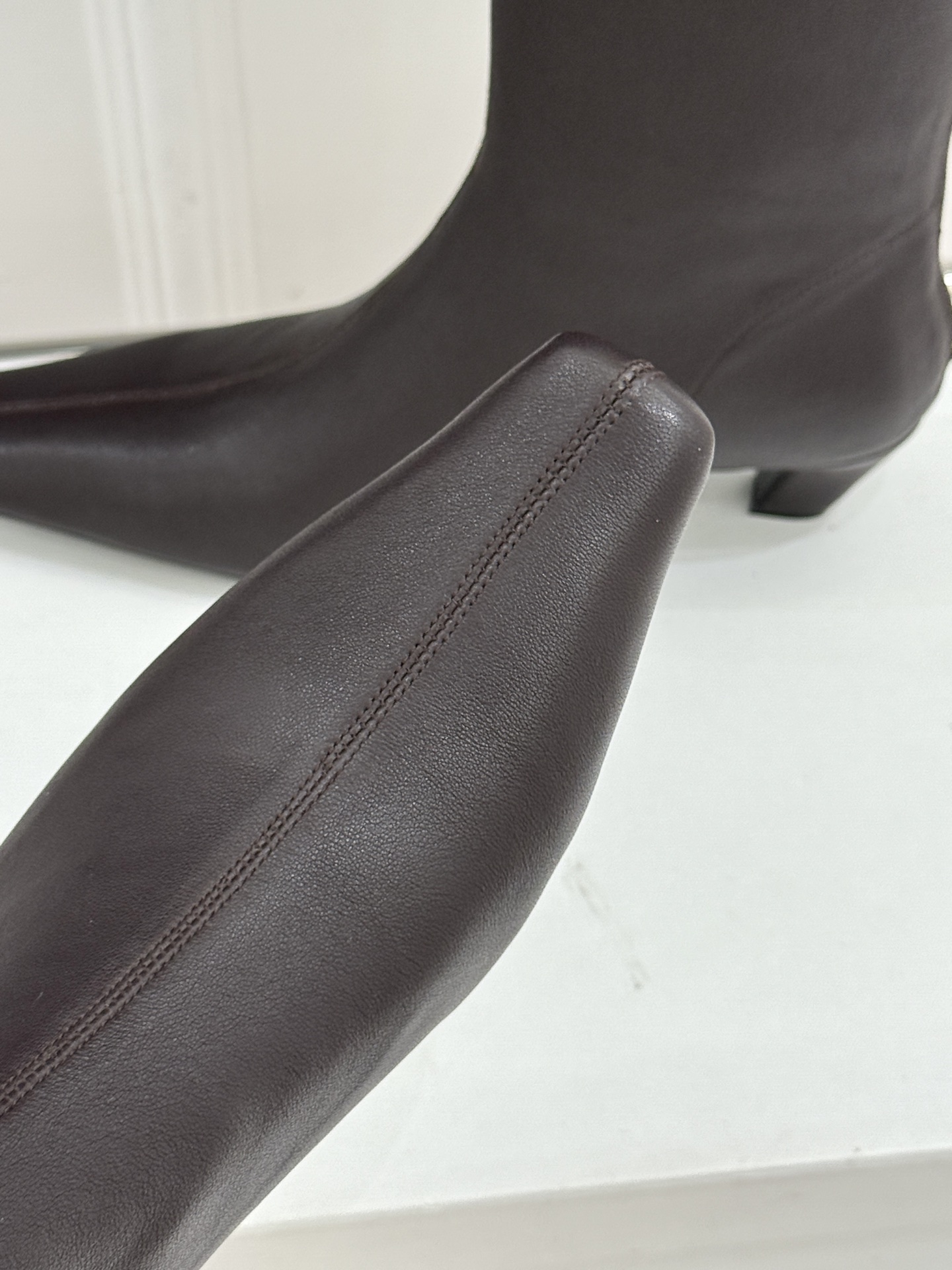 Khaite 26WF秋冬新品 后拉链方头猫跟短靴 今年秋冬必入神级短靴 极简爱好者直接闭眼入 后拉链设计穿脱超顺手 利
