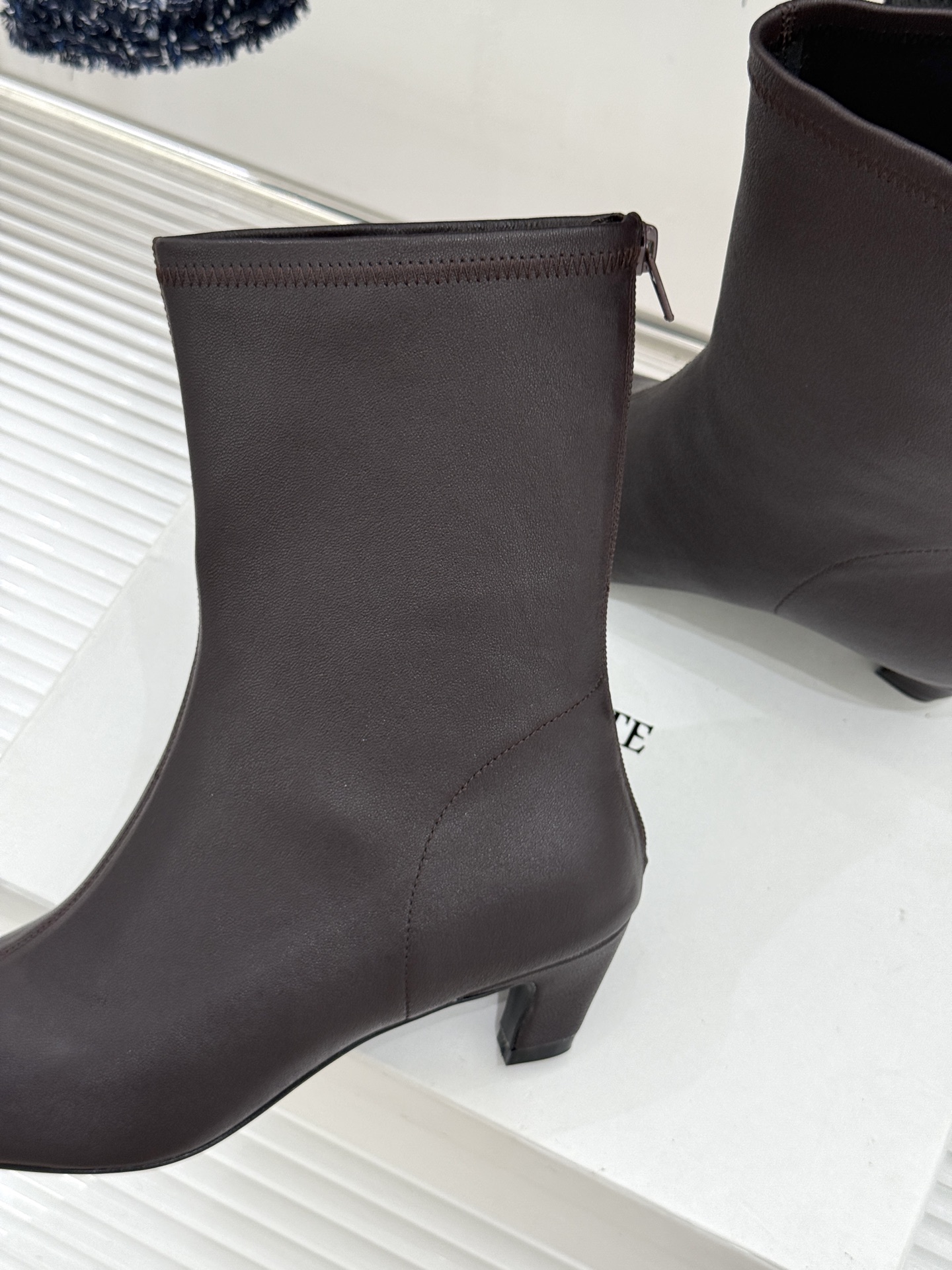 Khaite 26WF秋冬新品 后拉链方头猫跟短靴 今年秋冬必入神级短靴 极简爱好者直接闭眼入 后拉链设计穿脱超顺手 利