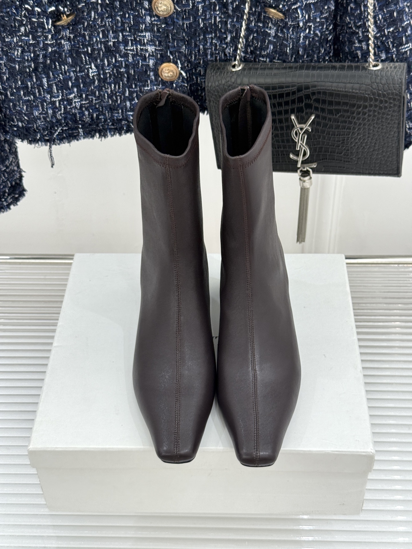 Khaite 26WF秋冬新品 后拉链方头猫跟短靴 今年秋冬必入神级短靴 极简爱好者直接闭眼入 后拉链设计穿脱超顺手 利