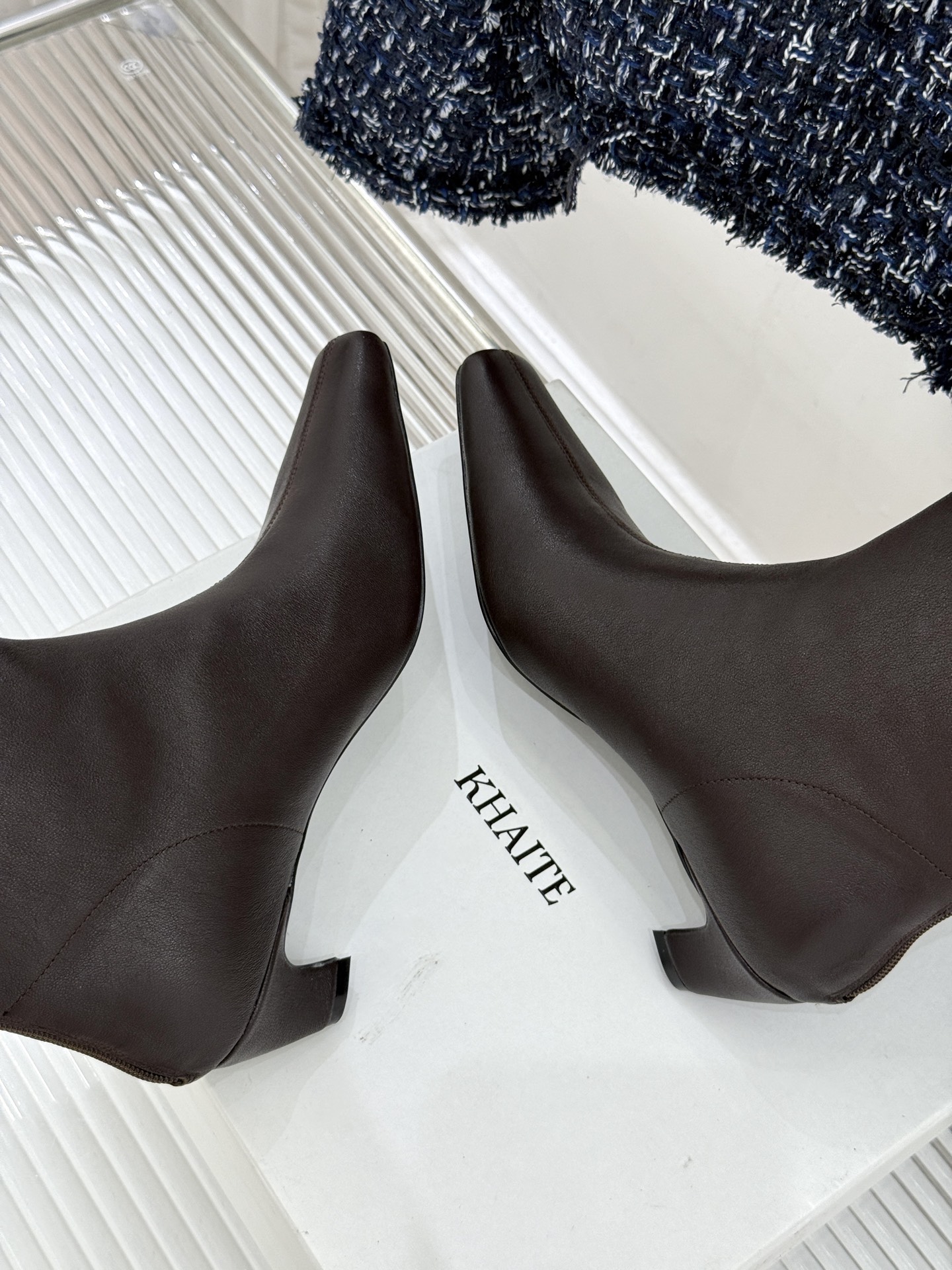 Khaite 26WF秋冬新品 后拉链方头猫跟短靴 今年秋冬必入神级短靴 极简爱好者直接闭眼入 后拉链设计穿脱超顺手 利