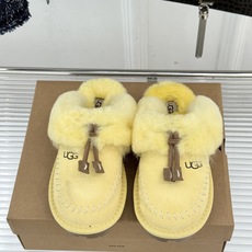 UGG 26WF新品蝴蝶结 包头一脚蹬毛拖 蝴蝶结甜意直接拉满 包头锁牢冬日融融暖意 一脚蹬穿脱格外省心 皮毛一体软得像 UGG 26WF新品蝴蝶结 包头一脚蹬毛拖 蝴蝶结甜意直接拉满 包头锁牢冬日融融暖意 一脚蹬穿脱格外省心 皮毛一体软得像