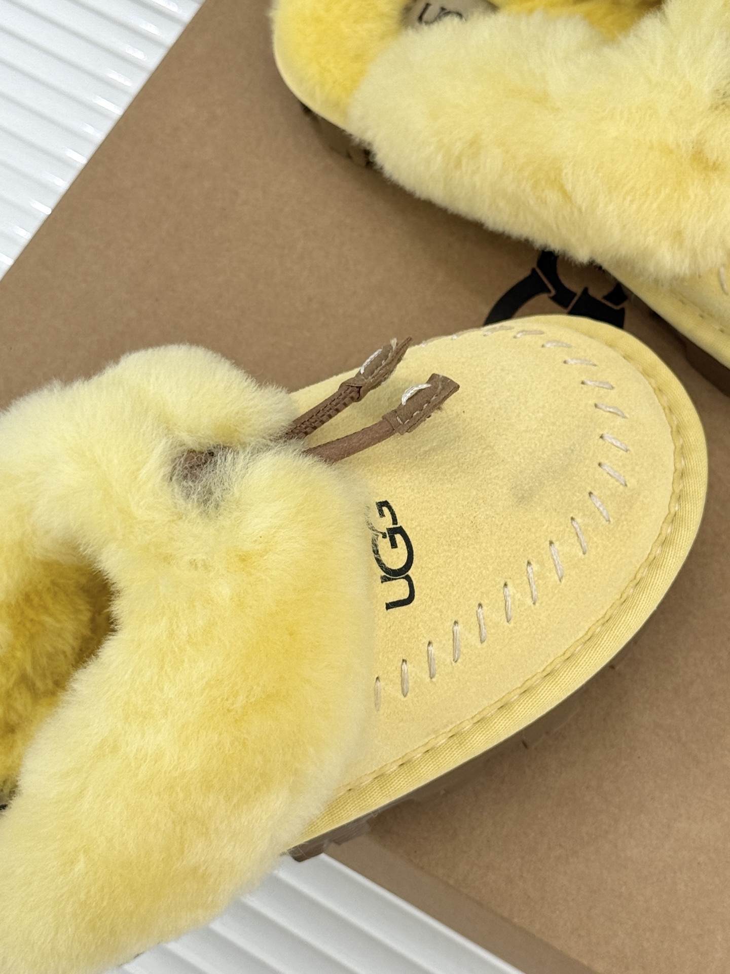 UGG 26WF新品蝴蝶结 包头一脚蹬毛拖 蝴蝶结甜意直接拉满 包头锁牢冬日融融暖意 一脚蹬穿脱格外省心 皮毛一体软得像 UGG 26WF新品蝴蝶结 包头一脚蹬毛拖 蝴蝶结甜意直接拉满 包头锁牢冬日融融暖意 一脚蹬穿脱格外省心 皮毛一体软得像