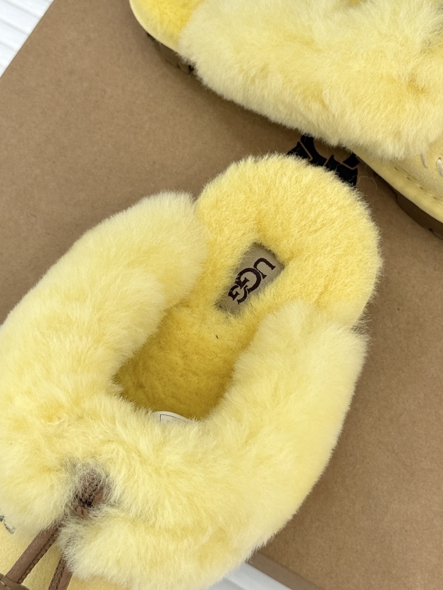 UGG 26WF新品蝴蝶结 包头一脚蹬毛拖 蝴蝶结甜意直接拉满 包头锁牢冬日融融暖意 一脚蹬穿脱格外省心 皮毛一体软得像 UGG 26WF新品蝴蝶结 包头一脚蹬毛拖 蝴蝶结甜意直接拉满 包头锁牢冬日融融暖意 一脚蹬穿脱格外省心 皮毛一体软得像