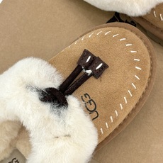 UGG 26WF新品蝴蝶结 包头一脚蹬毛拖 蝴蝶结甜意直接拉满 包头锁牢冬日融融暖意 一脚蹬穿脱格外省心 皮毛一体软得像 UGG 26WF新品蝴蝶结 包头一脚蹬毛拖 蝴蝶结甜意直接拉满 包头锁牢冬日融融暖意 一脚蹬穿脱格外省心 皮毛一体软得像