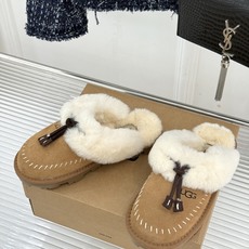 UGG 26WF新品蝴蝶结 包头一脚蹬毛拖 蝴蝶结甜意直接拉满 包头锁牢冬日融融暖意 一脚蹬穿脱格外省心 皮毛一体软得像 UGG 26WF新品蝴蝶结 包头一脚蹬毛拖 蝴蝶结甜意直接拉满 包头锁牢冬日融融暖意 一脚蹬穿脱格外省心 皮毛一体软得像