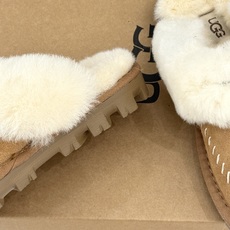 UGG 26WF新品蝴蝶结 包头一脚蹬毛拖 蝴蝶结甜意直接拉满 包头锁牢冬日融融暖意 一脚蹬穿脱格外省心 皮毛一体软得像 UGG 26WF新品蝴蝶结 包头一脚蹬毛拖 蝴蝶结甜意直接拉满 包头锁牢冬日融融暖意 一脚蹬穿脱格外省心 皮毛一体软得像