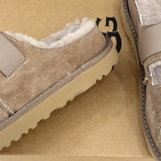 UGG 26WF新品复古 厚底一字带扣毛拖 复古厚底毛拖惊艳登场 一字带扣诠释复古调性 皮毛一体软乎乎超暖 厚底悄悄拔高 UGG 26WF新品复古 厚底一字带扣毛拖 复古厚底毛拖惊艳登场 一字带扣诠释复古调性 皮毛一体软乎乎超暖 厚底悄悄拔高