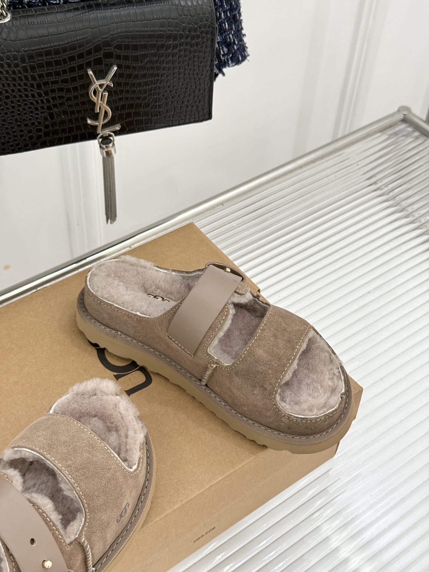 UGG 26WF新品复古 厚底一字带扣毛拖 复古厚底毛拖惊艳登场 一字带扣诠释复古调性 皮毛一体软乎乎超暖 厚底悄悄拔高 UGG 26WF新品复古 厚底一字带扣毛拖 复古厚底毛拖惊艳登场 一字带扣诠释复古调性 皮毛一体软乎乎超暖 厚底悄悄拔高