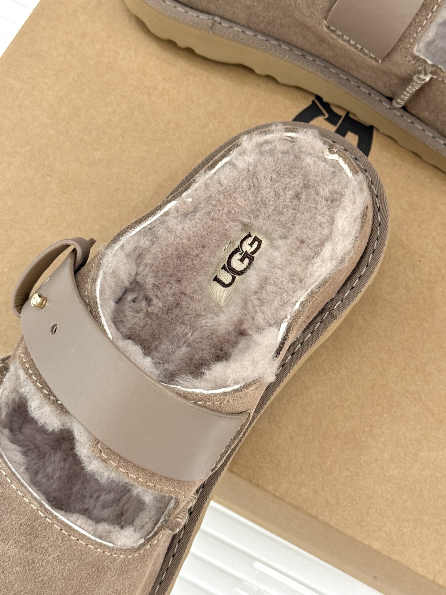 UGG 26WF新品复古 厚底一字带扣毛拖 复古厚底毛拖惊艳登场 一字带扣诠释复古调性 皮毛一体软乎乎超暖 厚底悄悄拔高 UGG 26WF新品复古 厚底一字带扣毛拖 复古厚底毛拖惊艳登场 一字带扣诠释复古调性 皮毛一体软乎乎超暖 厚底悄悄拔高