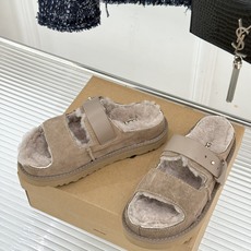 UGG 26WF新品复古 厚底一字带扣毛拖 复古厚底毛拖惊艳登场 一字带扣诠释复古调性 皮毛一体软乎乎超暖 厚底悄悄拔高 UGG 26WF新品复古 厚底一字带扣毛拖 复古厚底毛拖惊艳登场 一字带扣诠释复古调性 皮毛一体软乎乎超暖 厚底悄悄拔高