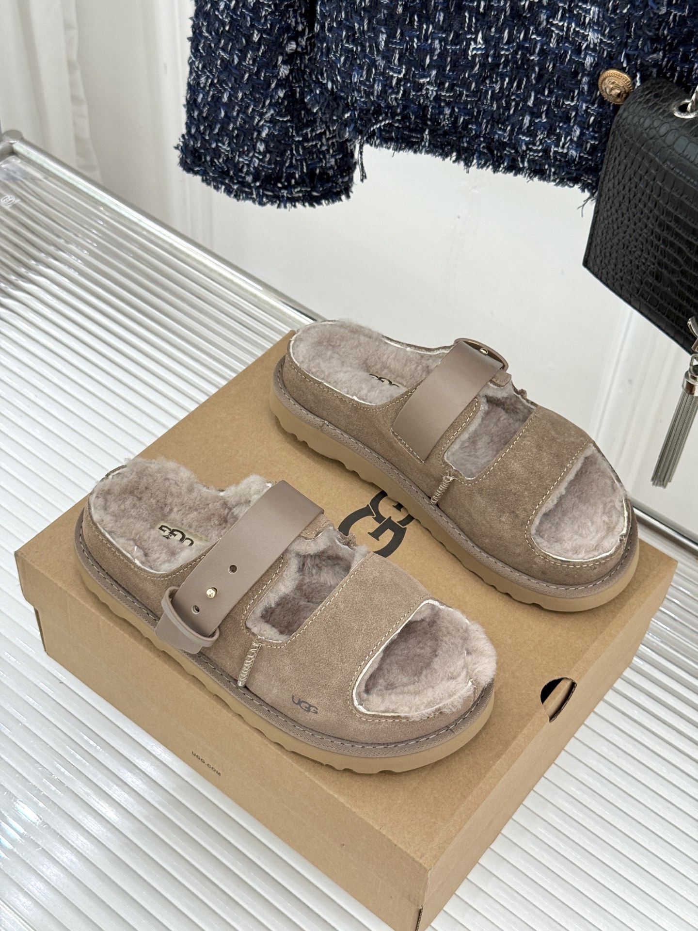 UGG 26WF新品复古 厚底一字带扣毛拖 复古厚底毛拖惊艳登场 一字带扣诠释复古调性 皮毛一体软乎乎超暖 厚底悄悄拔高 UGG 26WF新品复古 厚底一字带扣毛拖 复古厚底毛拖惊艳登场 一字带扣诠释复古调性 皮毛一体软乎乎超暖 厚底悄悄拔高