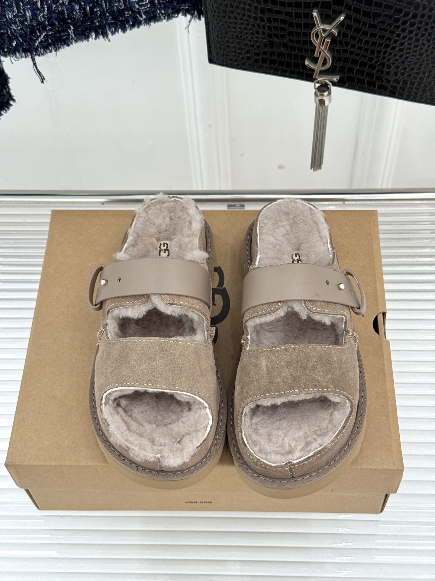 UGG 26WF新品复古 厚底一字带扣毛拖 复古厚底毛拖惊艳登场 一字带扣诠释复古调性 皮毛一体软乎乎超暖 厚底悄悄拔高 UGG 26WF新品复古 厚底一字带扣毛拖 复古厚底毛拖惊艳登场 一字带扣诠释复古调性 皮毛一体软乎乎超暖 厚底悄悄拔高