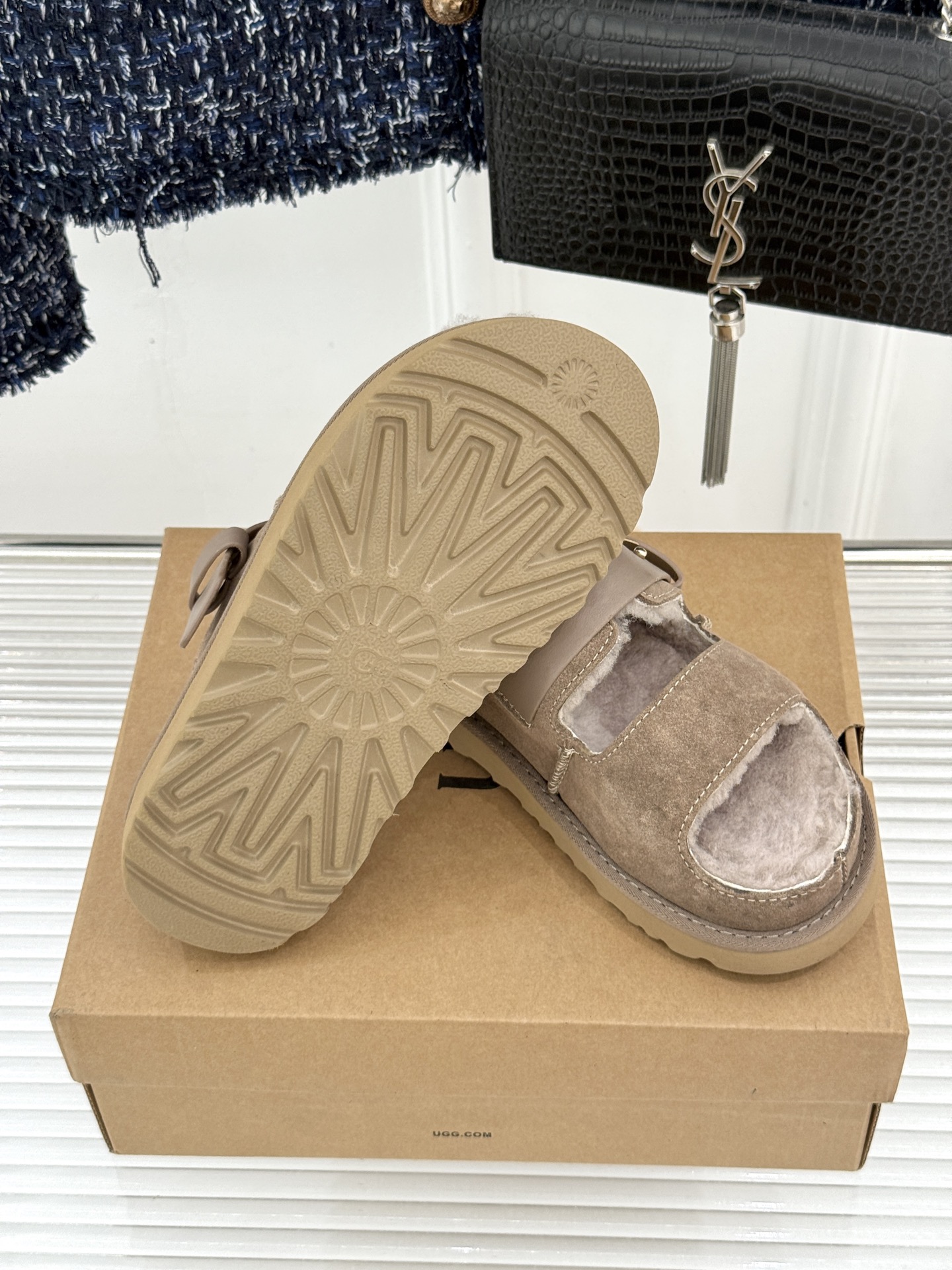 UGG 26WF新品复古 厚底一字带扣毛拖 复古厚底毛拖惊艳登场 一字带扣诠释复古调性 皮毛一体软乎乎超暖 厚底悄悄拔高 UGG 26WF新品复古 厚底一字带扣毛拖 复古厚底毛拖惊艳登场 一字带扣诠释复古调性 皮毛一体软乎乎超暖 厚底悄悄拔高