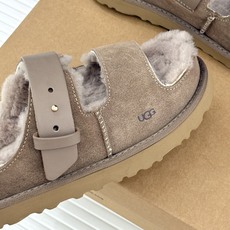 UGG 26WF新品复古 厚底一字带扣毛拖 复古厚底毛拖惊艳登场 一字带扣诠释复古调性 皮毛一体软乎乎超暖 厚底悄悄拔高 UGG 26WF新品复古 厚底一字带扣毛拖 复古厚底毛拖惊艳登场 一字带扣诠释复古调性 皮毛一体软乎乎超暖 厚底悄悄拔高