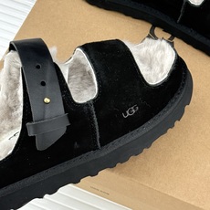 UGG 26WF新品复古 厚底一字带扣毛拖 复古厚底毛拖惊艳登场 一字带扣诠释复古调性 皮毛一体软乎乎超暖 厚底悄悄拔高 UGG 26WF新品复古 厚底一字带扣毛拖 复古厚底毛拖惊艳登场 一字带扣诠释复古调性 皮毛一体软乎乎超暖 厚底悄悄拔高