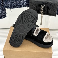 UGG 26WF新品复古 厚底一字带扣毛拖 复古厚底毛拖惊艳登场 一字带扣诠释复古调性 皮毛一体软乎乎超暖 厚底悄悄拔高 UGG 26WF新品复古 厚底一字带扣毛拖 复古厚底毛拖惊艳登场 一字带扣诠释复古调性 皮毛一体软乎乎超暖 厚底悄悄拔高