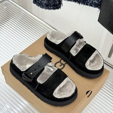 UGG 26WF新品复古 厚底一字带扣毛拖 复古厚底毛拖惊艳登场 一字带扣诠释复古调性 皮毛一体软乎乎超暖 厚底悄悄拔高 UGG 26WF新品复古 厚底一字带扣毛拖 复古厚底毛拖惊艳登场 一字带扣诠释复古调性 皮毛一体软乎乎超暖 厚底悄悄拔高