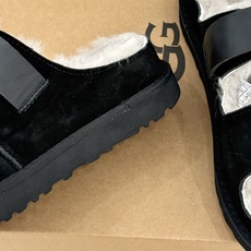 UGG 26WF新品复古 厚底一字带扣毛拖 复古厚底毛拖惊艳登场 一字带扣诠释复古调性 皮毛一体软乎乎超暖 厚底悄悄拔高 UGG 26WF新品复古 厚底一字带扣毛拖 复古厚底毛拖惊艳登场 一字带扣诠释复古调性 皮毛一体软乎乎超暖 厚底悄悄拔高