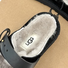 UGG 26WF新品复古 厚底一字带扣毛拖 复古厚底毛拖惊艳登场 一字带扣诠释复古调性 皮毛一体软乎乎超暖 厚底悄悄拔高 UGG 26WF新品复古 厚底一字带扣毛拖 复古厚底毛拖惊艳登场 一字带扣诠释复古调性 皮毛一体软乎乎超暖 厚底悄悄拔高